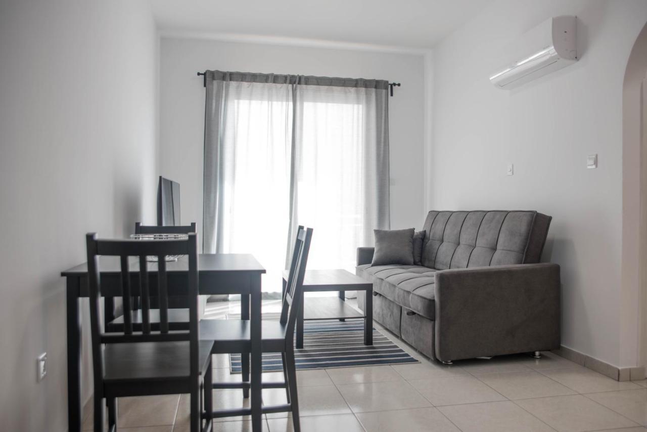 Renovated One Bedroom Apartment In Paphos With Pool Екстериор снимка
