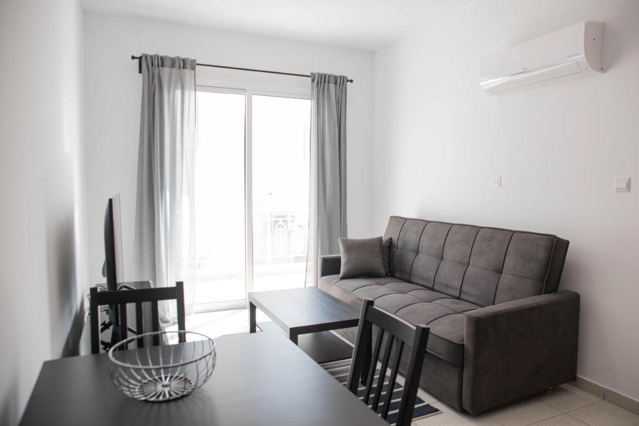 Renovated One Bedroom Apartment In Paphos With Pool Екстериор снимка