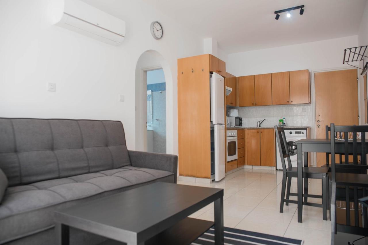 Renovated One Bedroom Apartment In Paphos With Pool Екстериор снимка