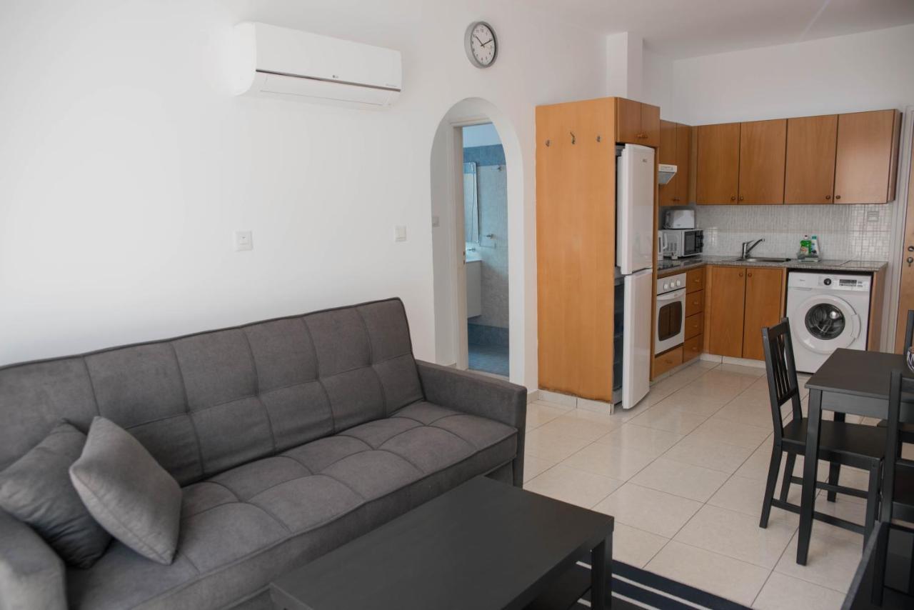 Renovated One Bedroom Apartment In Paphos With Pool Екстериор снимка